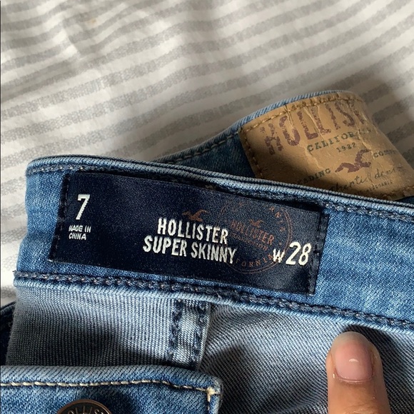 Women’s Hollister Jeans - Picture 2 of 4